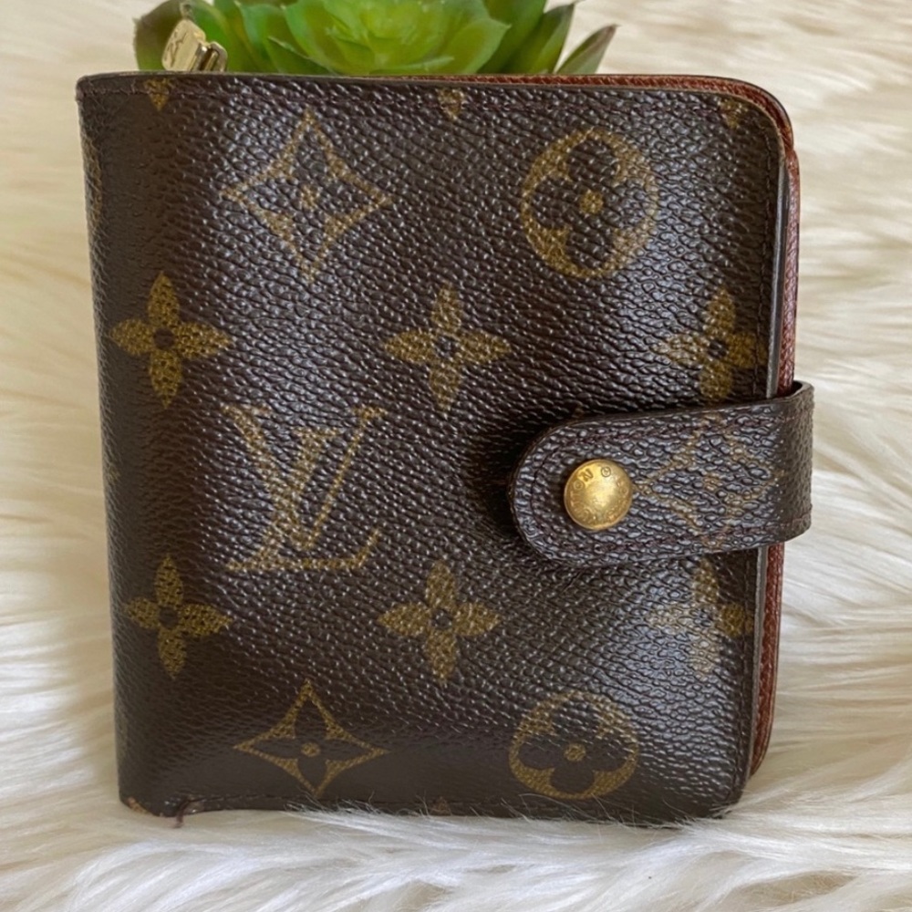AUTHENTIC Louis Vuitton Monogram zippy wallet